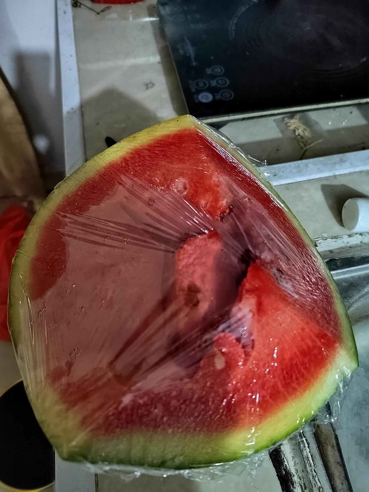 晒图笔记大赛这种西瓜外观总是青青的，对比了一下网上鉴别熟瓜攻略，还以为没熟呢，以