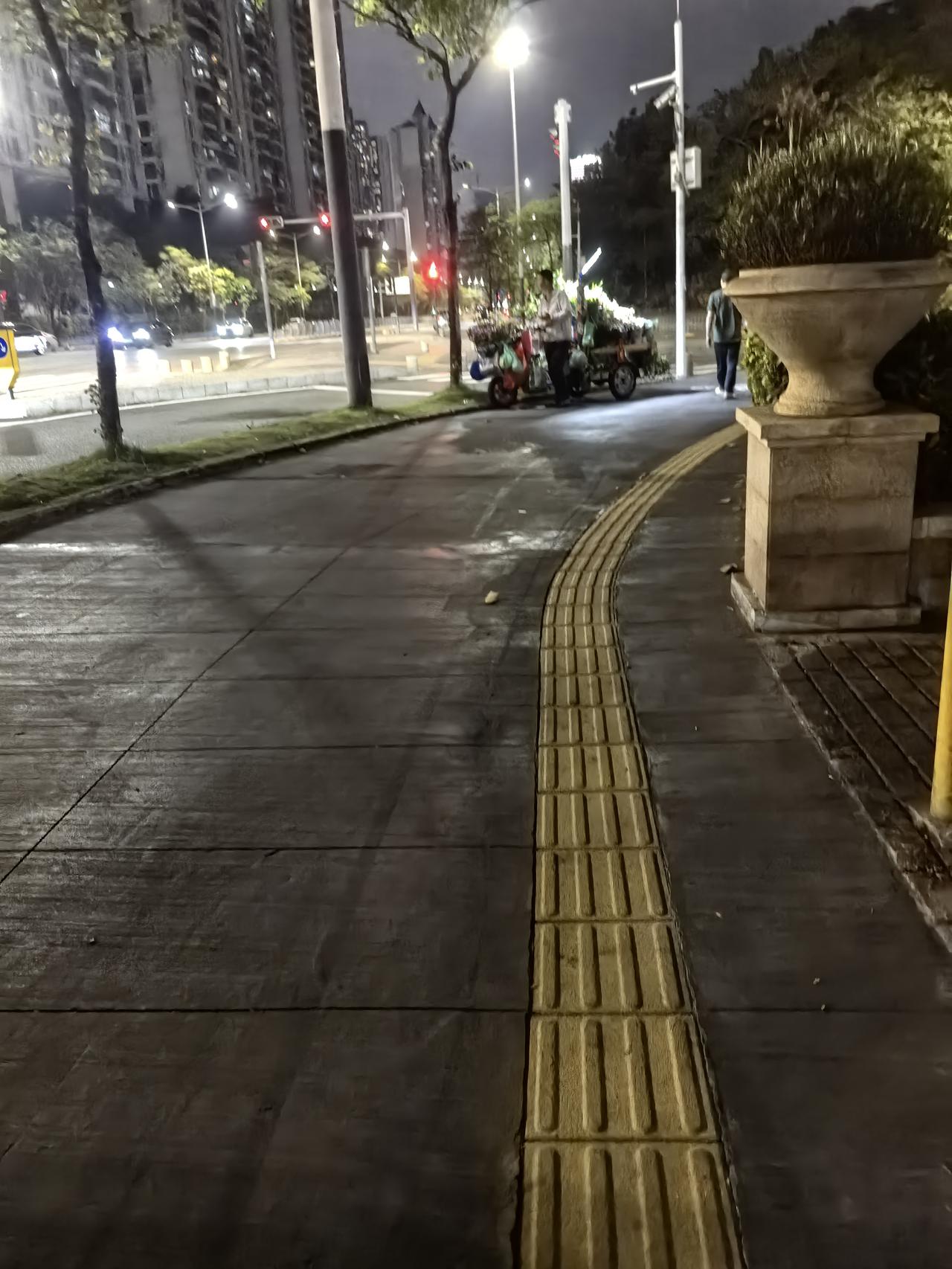 做生意讲究的是天时地利人和，有些人真的不适合做生意。

晚饭后推着宝宝下楼溜达，