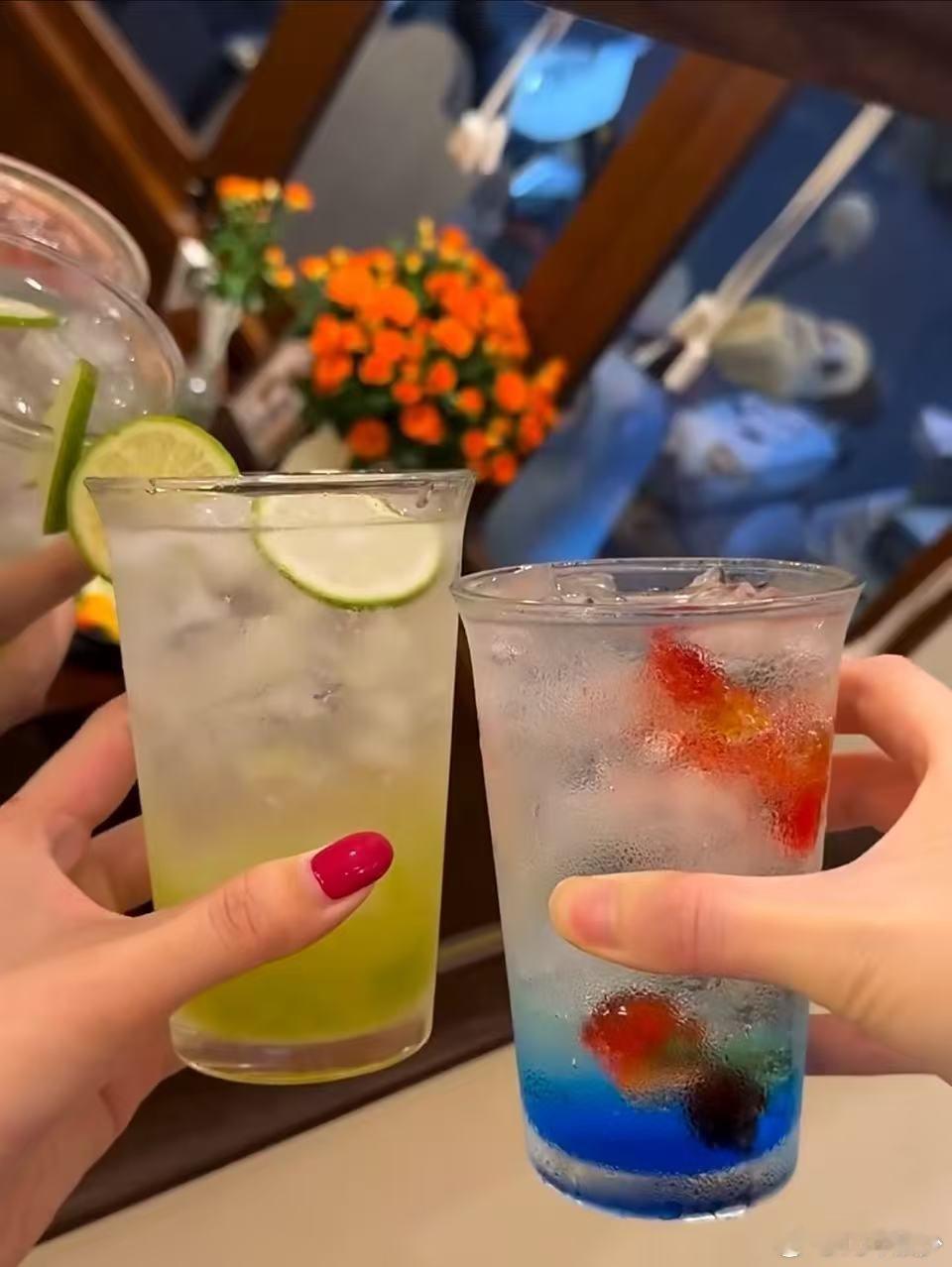 每次吃东西前必须要拍照出去探店打卡，菜品刚端上桌，第一反应不是动筷而是找角度。食