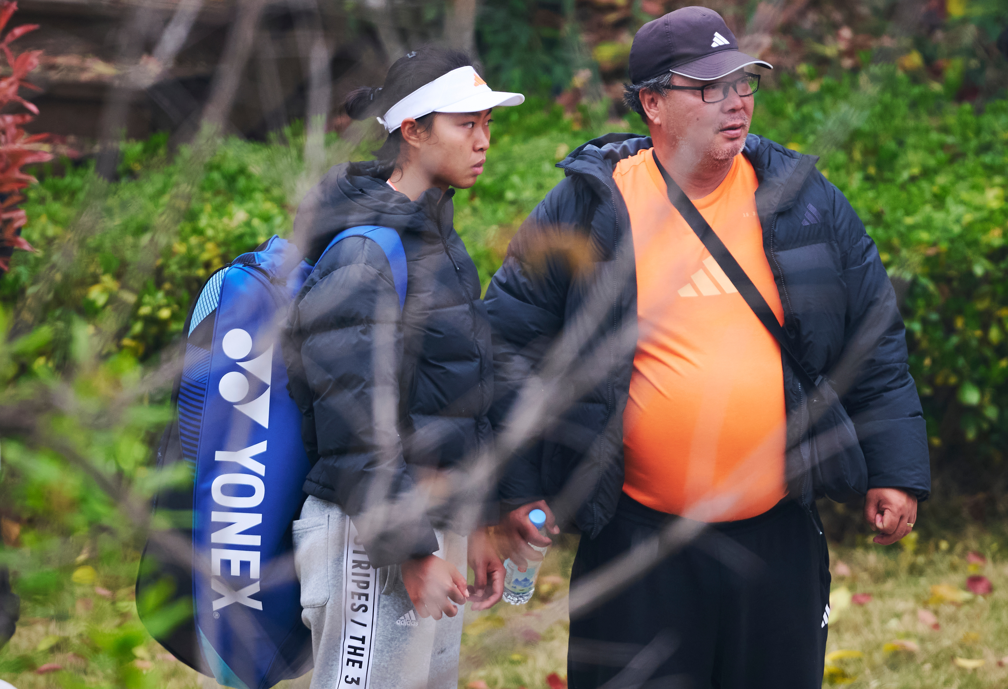 哪怕前路也有迷雾，但还是勇敢的一起上场！抓拍到新星张瑞恩和爸爸张义磊走在职业网球