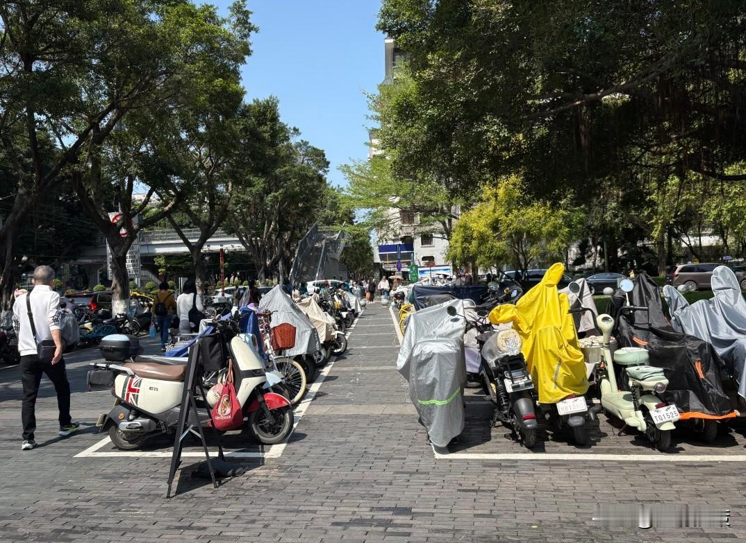 【广府搜策】各位街坊注意啦！电动车违停开罚，650万辆车抢大约70万个位，你的车