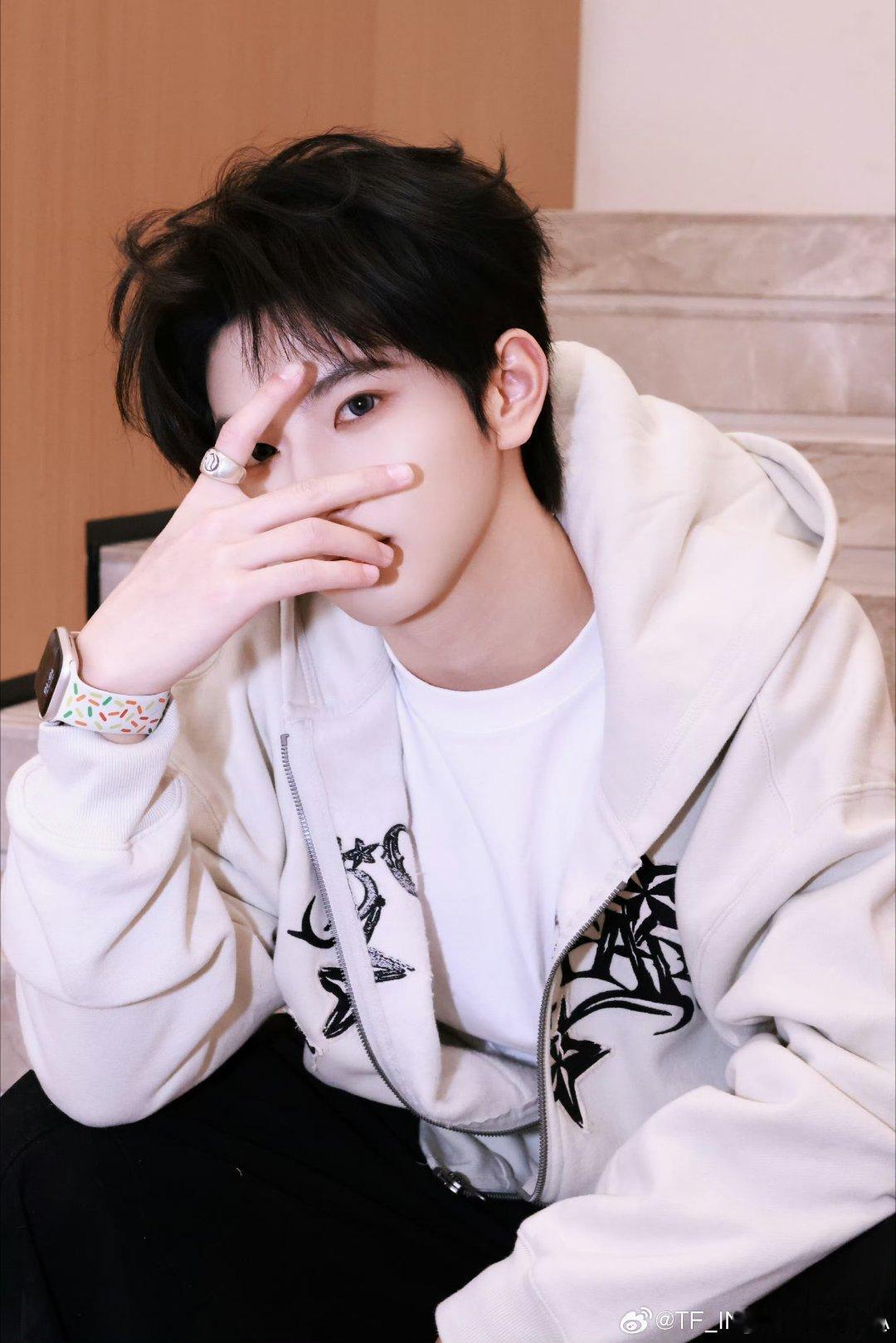 穆祉丞比2 穆祉丞想要，穆祉丞得到！！发博晒照比2庆祝《来自天堂的魔鬼》舞台播放