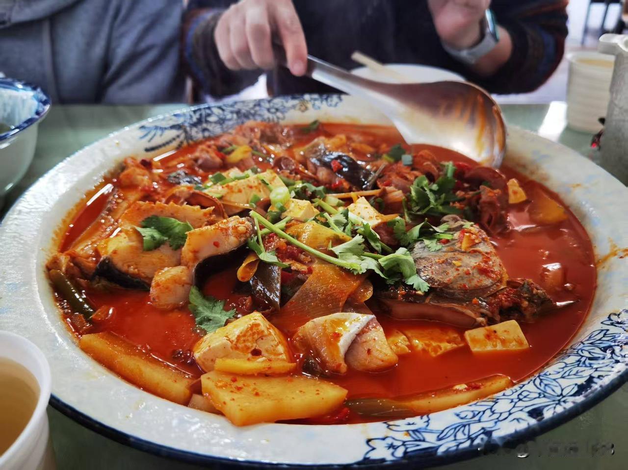 云南大理美食，云南白族酸辣鱼

当我们游完崇圣寺三塔再到大理西岸洱海磻溪S湾的时