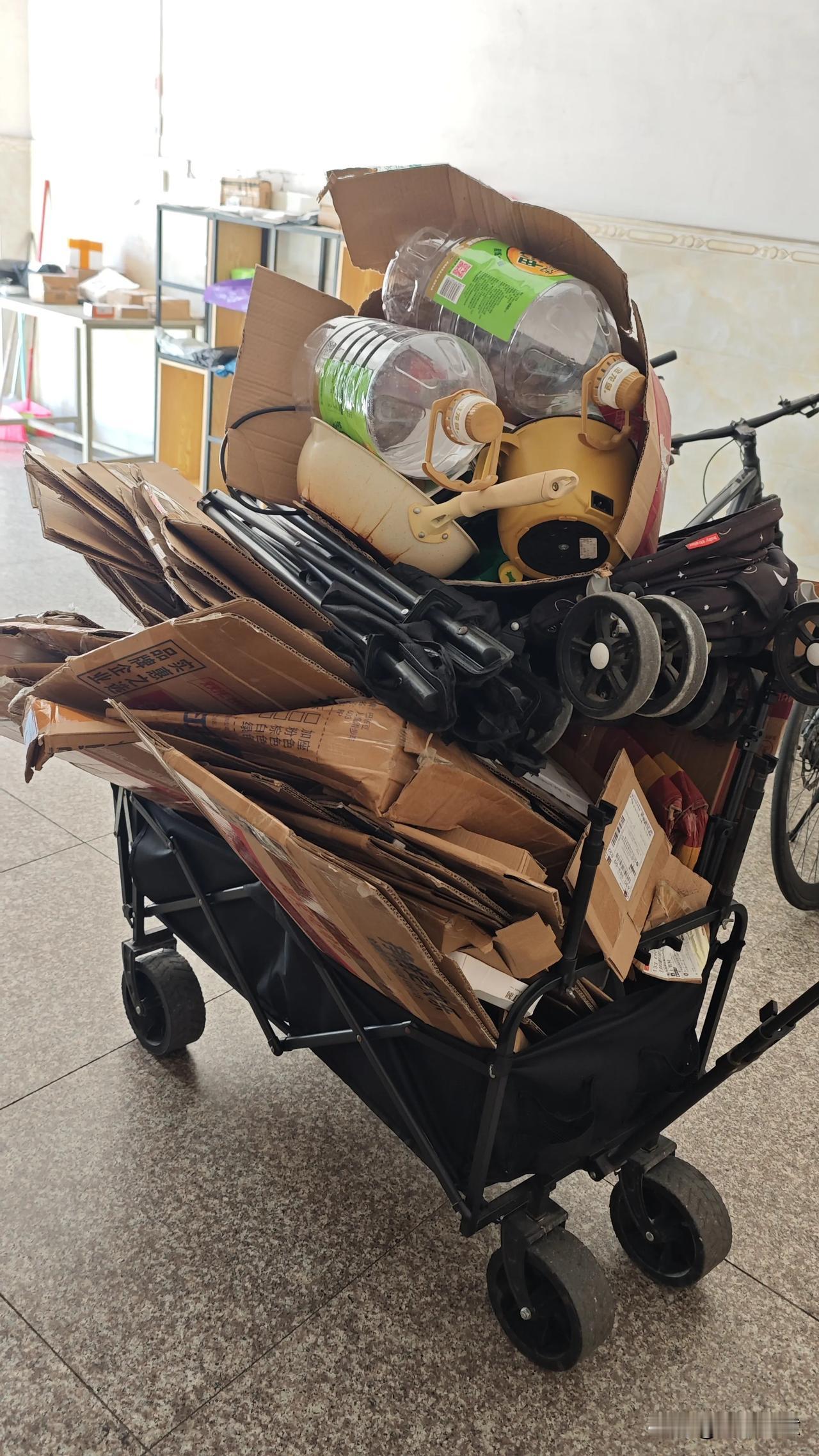 年纪轻轻的我想靠卖废品发家致富了[捂脸]
储存了那么久的纸箱
以为能卖大几十块