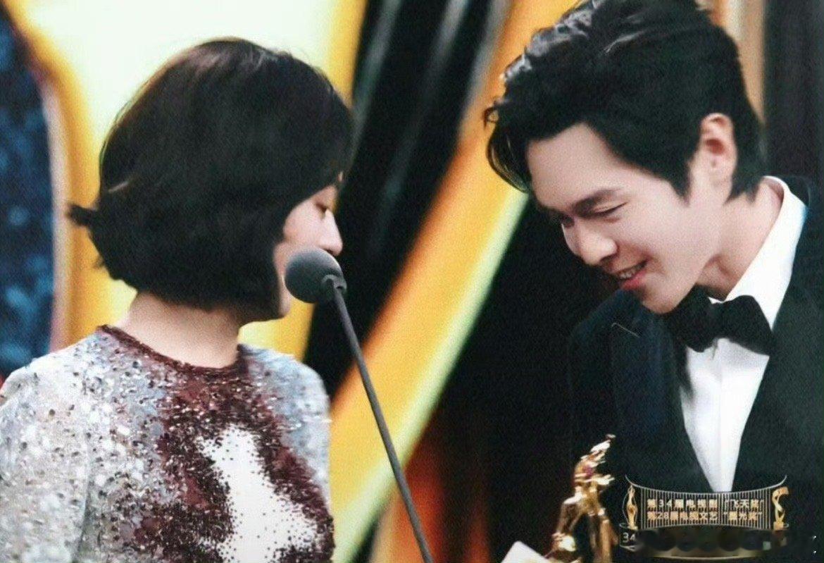 #赵丽颖张若昀 好演员间的惺惺相惜# 好演员之间都是惺惺相惜互相成就的呀 ​​​