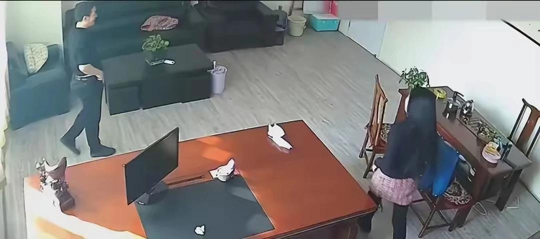 这是真的？有碍瞻观，女的据说是河北某村的妇女主任。
最开始是喝茶，男的给女的按摩