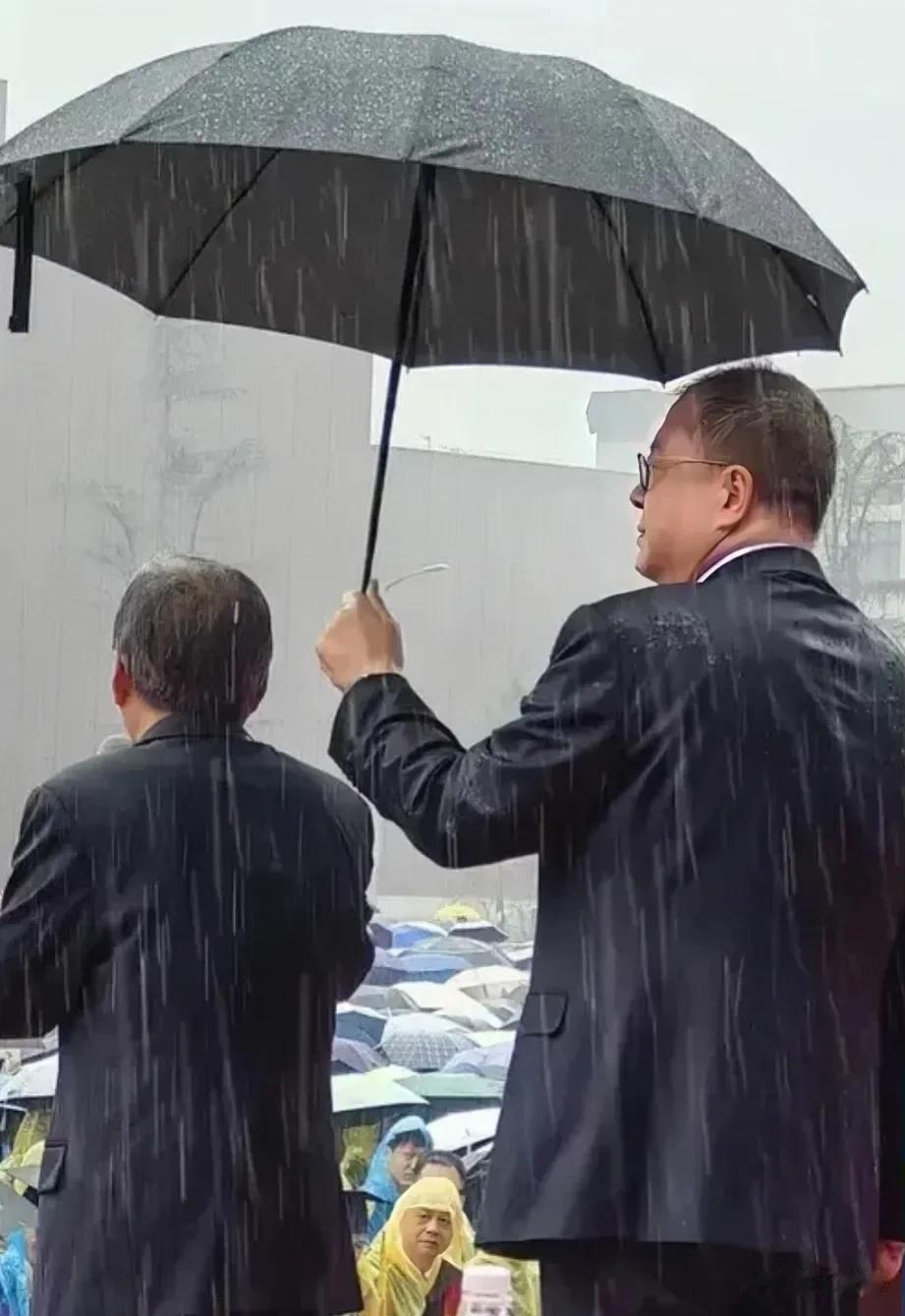 书记给校长打伞，几乎是全网一片怒赞，除此之外没有其他声音，这一点在网络舆论中极其