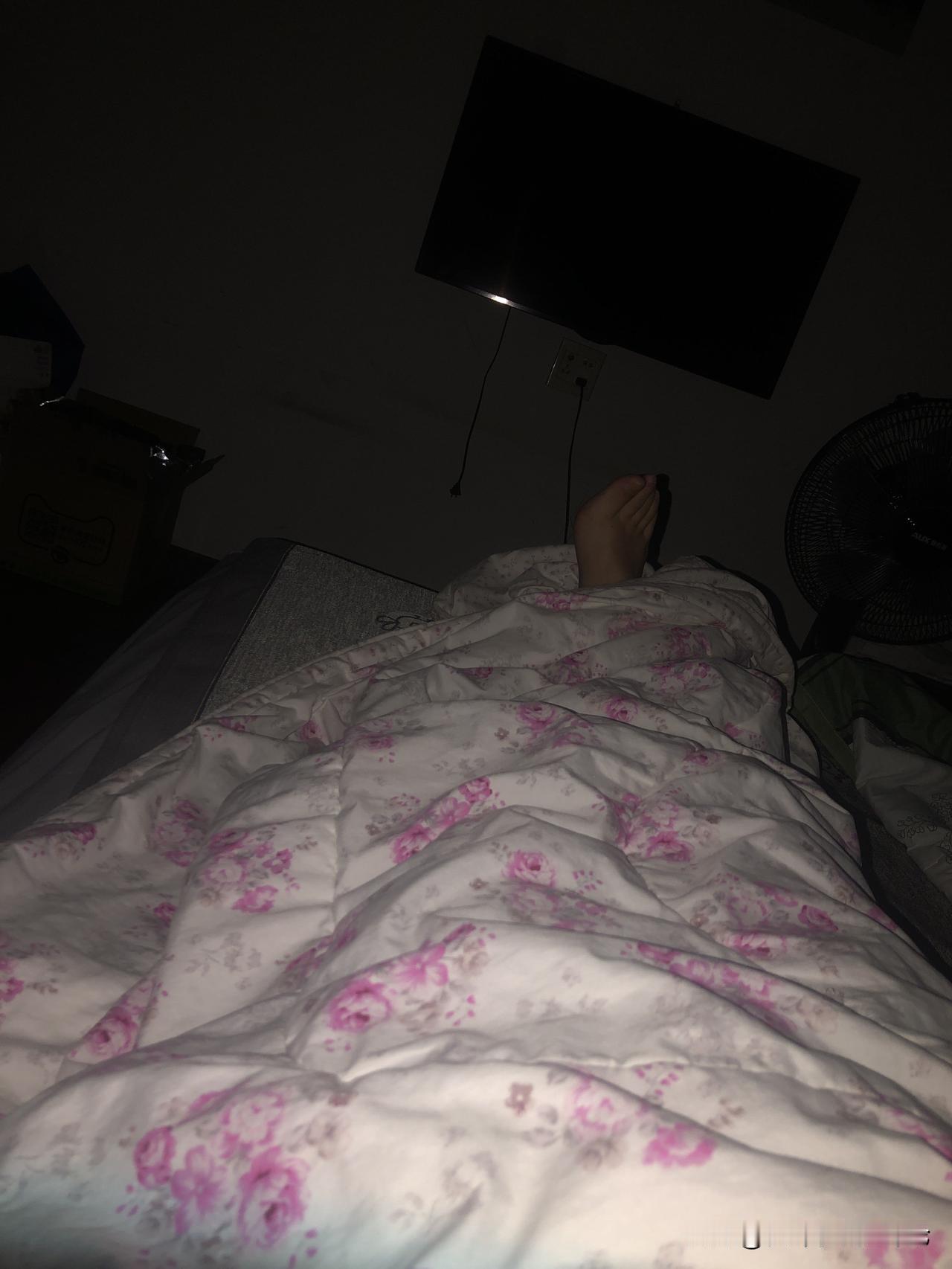 长夜难熬，我今晚似乎又失眠了。不知不觉就到了38岁了，自从去年和老公离婚后，再也