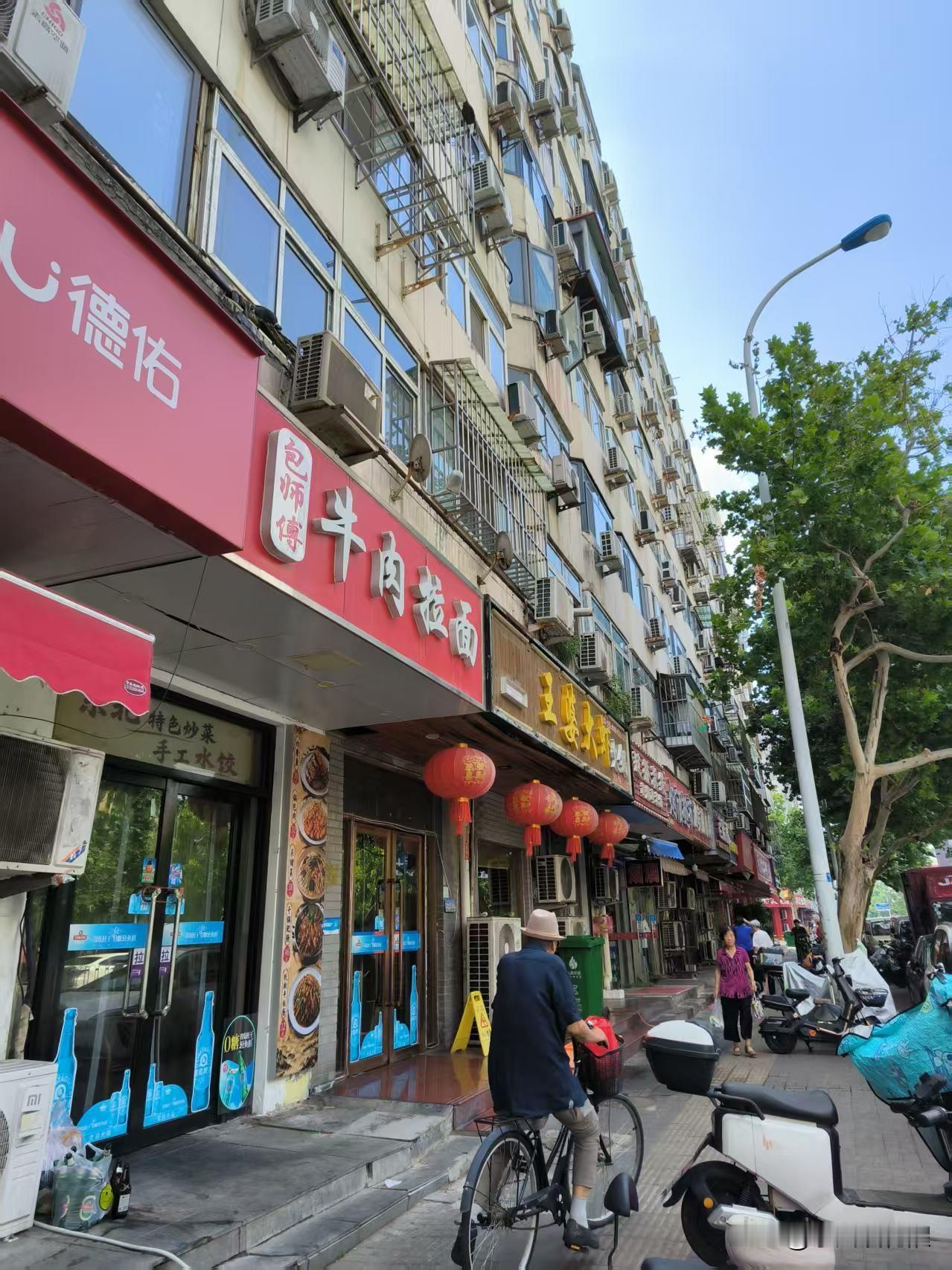 昨天早晨出去遛弯，从人民公园走到西楼后街，又去隆昌路遛了一会。西楼后街津河两侧，