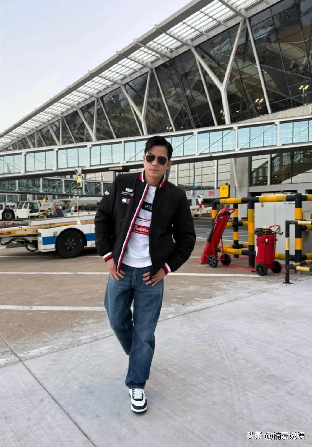 郭富城启程F1上海站， 天王的气场还是太强了！
他穿着联名赛车服，配牛仔裤，戴着