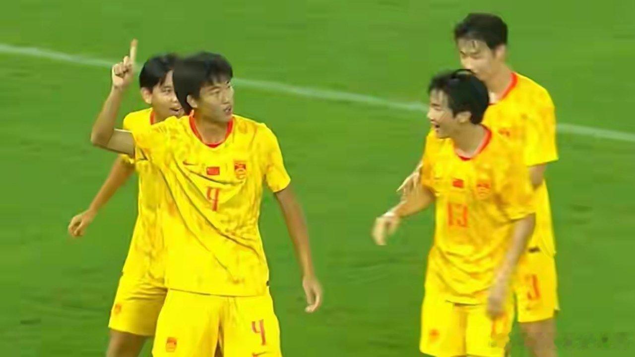三连胜！2-1逆转！两分钟2球，U17国足挡不住，全胜出线，望夺冠成年国足扶不起