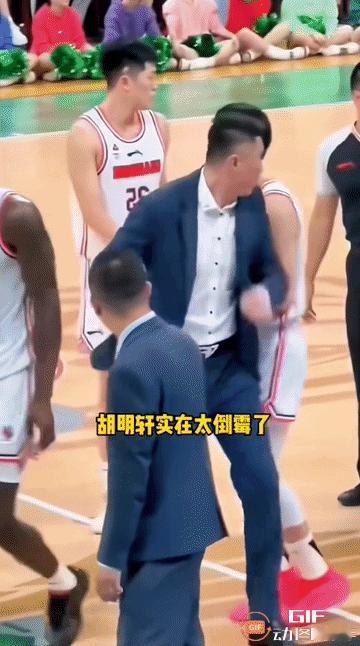 杜峰为什么要肘击胡明轩呢？[抠鼻]
