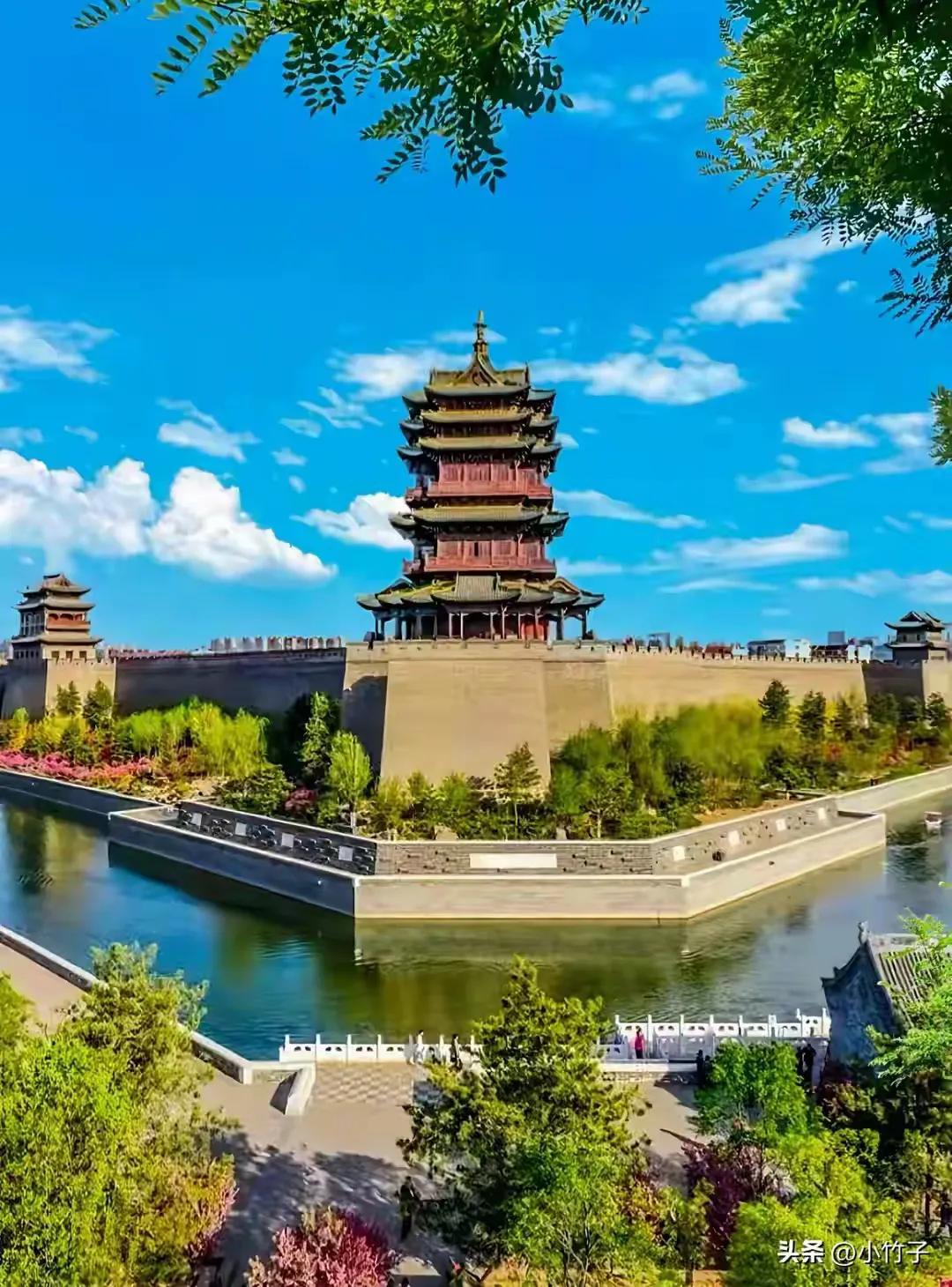 天上白云天上走，
人间车马人间行。
横批：《天上与人间》