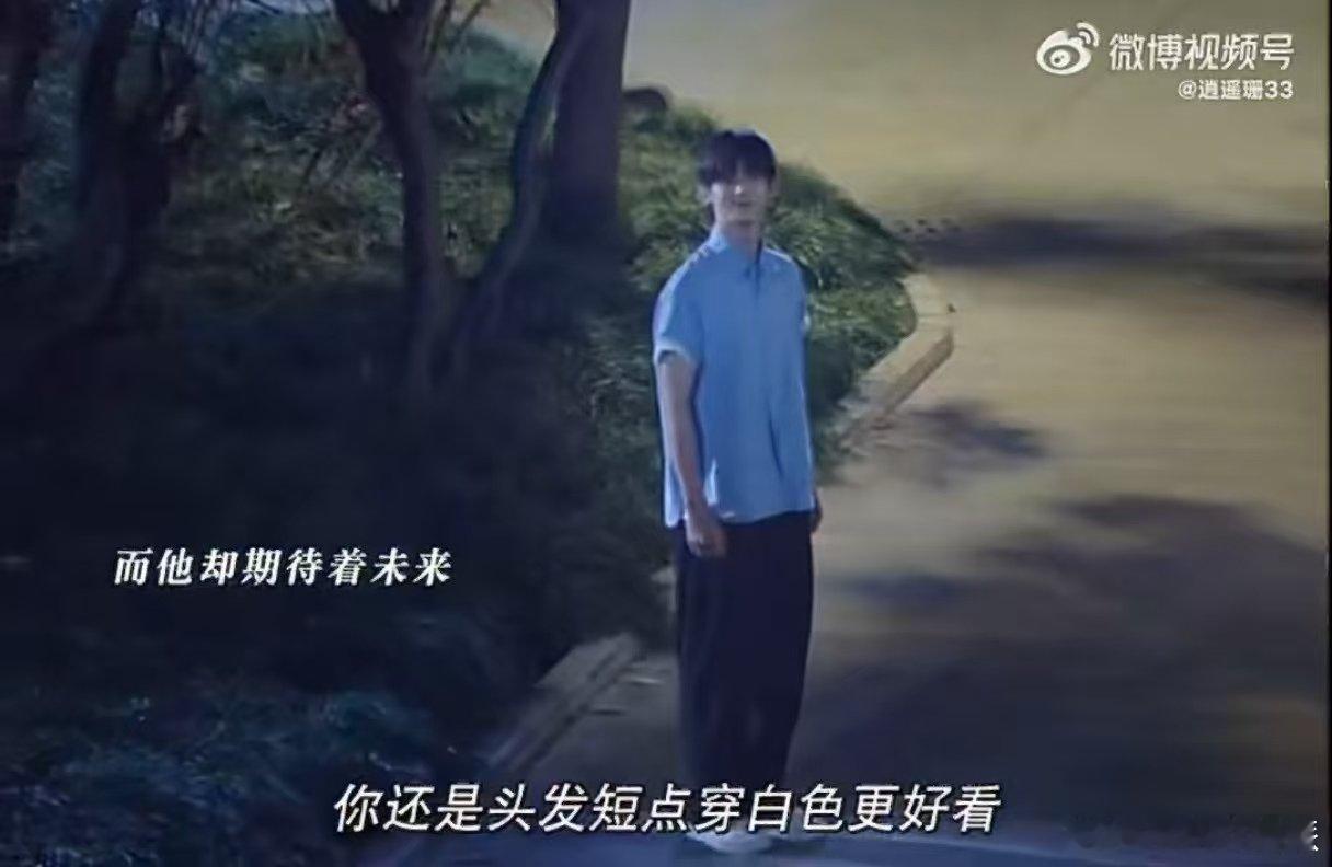 跪着求庄序住口发现他也跪着 庄序说话能把人气到跳脚，我跪着求他住口，扭头发现赖伟