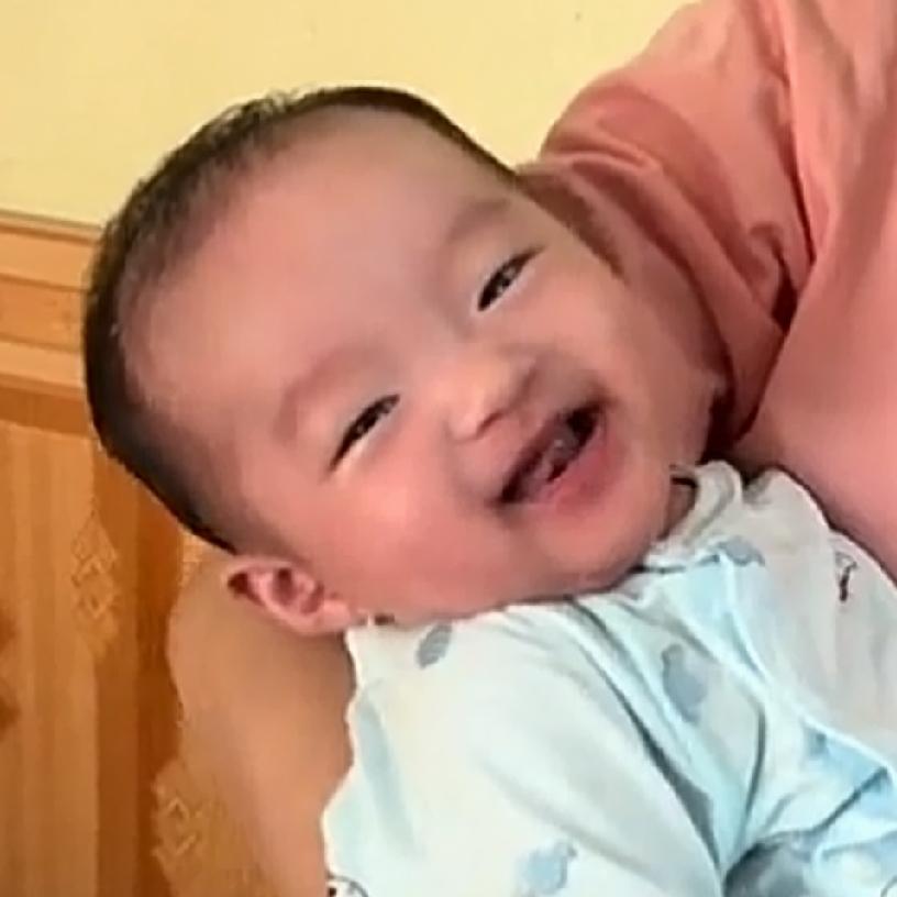 小松秋秋和爸爸妈妈一起带着可昕从四川巴中来到了越南省城安培建民宿。小松妈妈是来帮