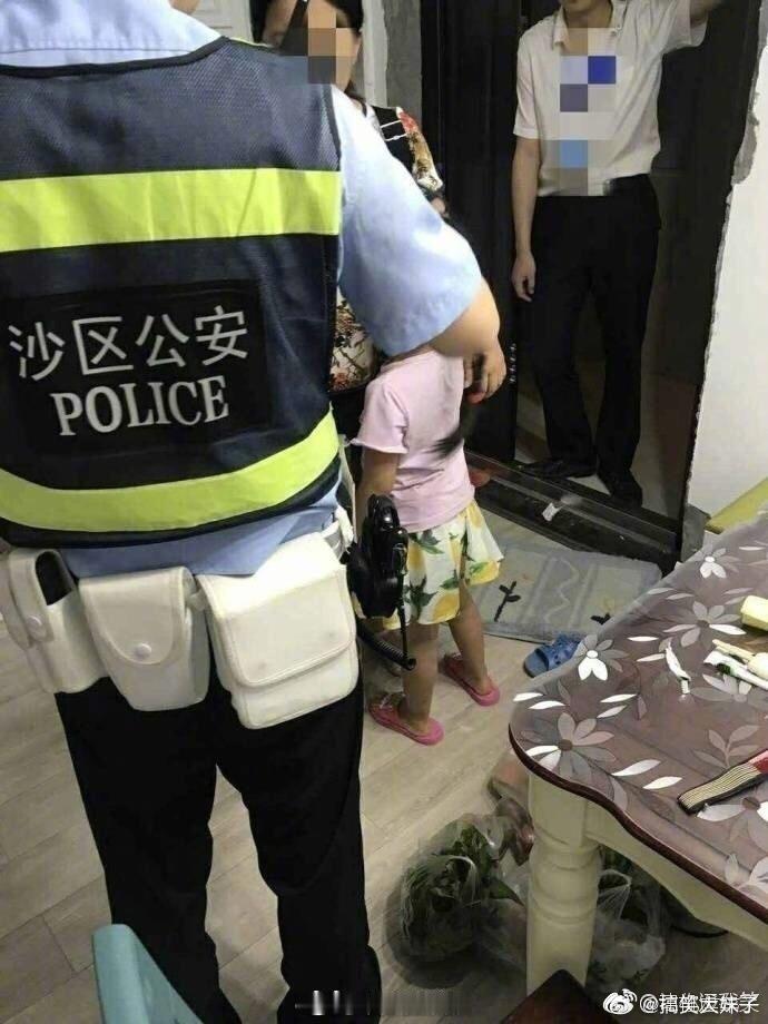 【电闪雷鸣中，5岁小女孩拨通110…】一天，重庆暴雨倾盆、雷声轰鸣。警察同志 接