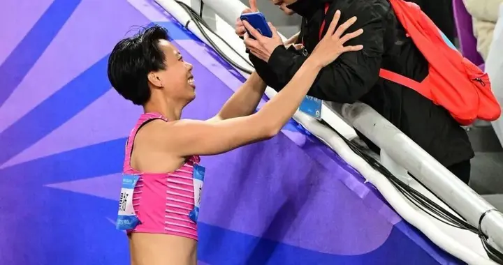 吴艳妮摘银颁奖台上仰面爆哭，三届全运会无缘金牌，刘景扬夺冠后称不是“黑