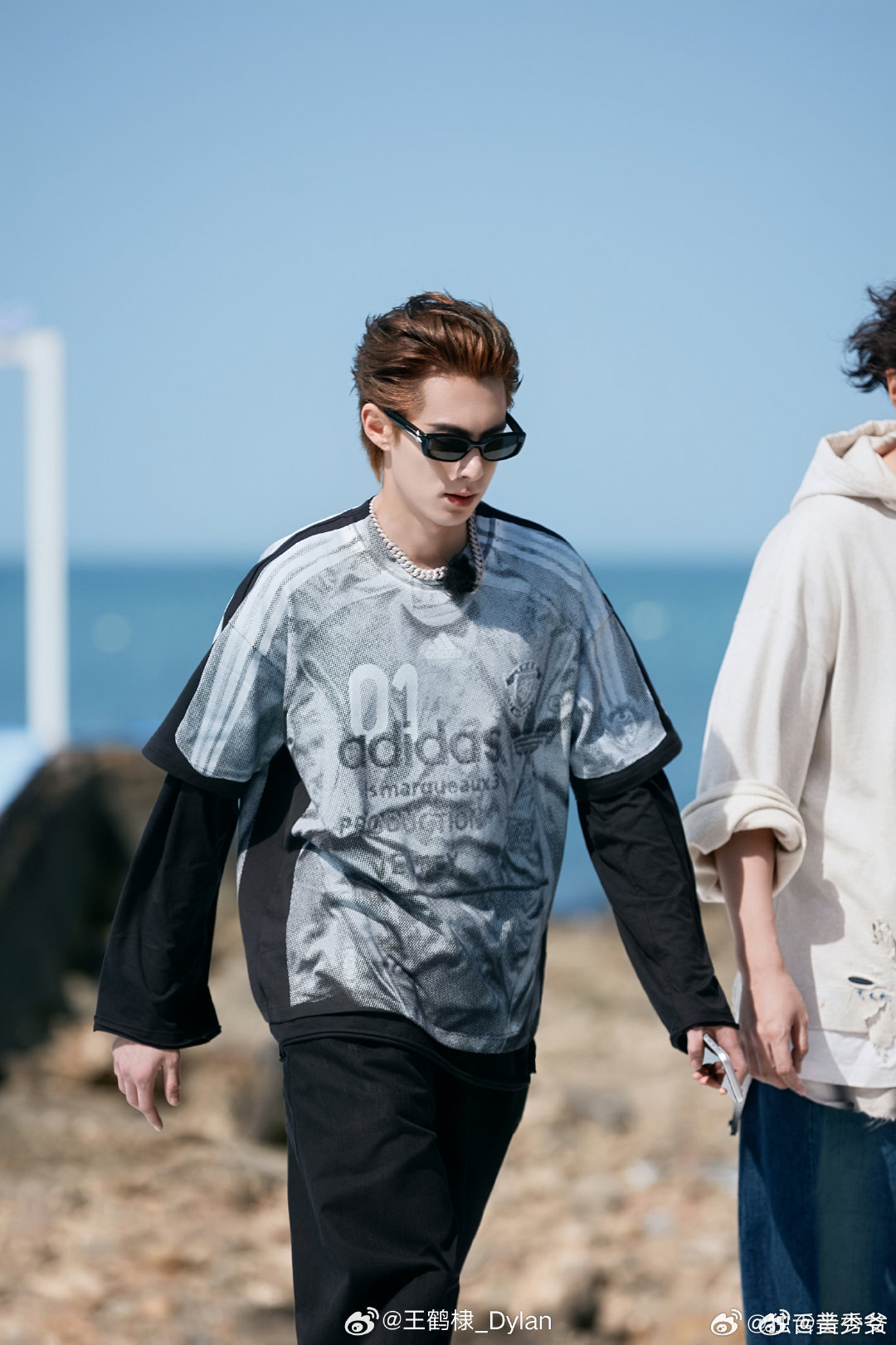 三傻重聚给王鹤棣哄成胚胎了 好久没见这么舒服的重聚，三傻一合体直接把王鹤棣哄成小