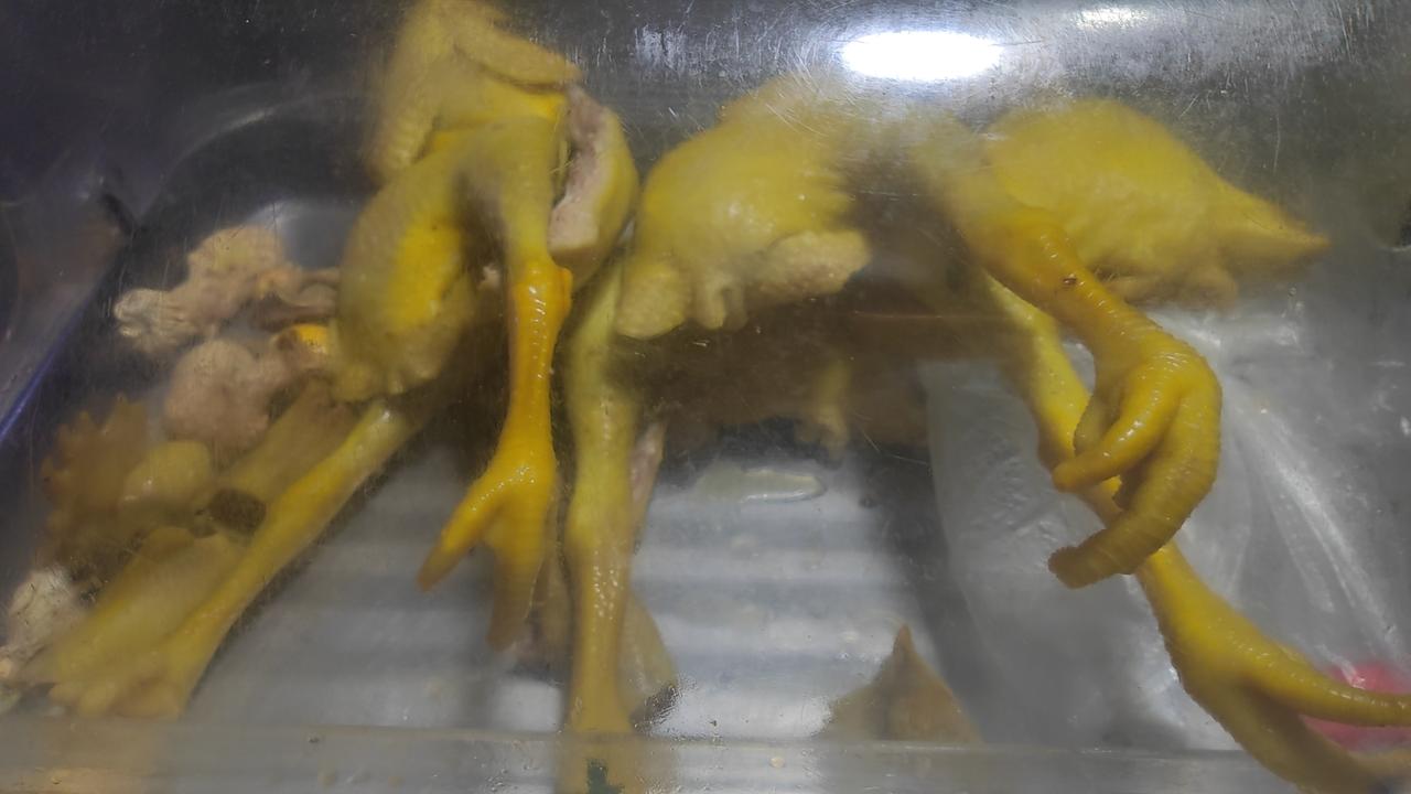 冬天的快乐，看山看水看风景，吃鸡吃肉吃萝卜。
简简单单的生活，就是活着，微笑地看