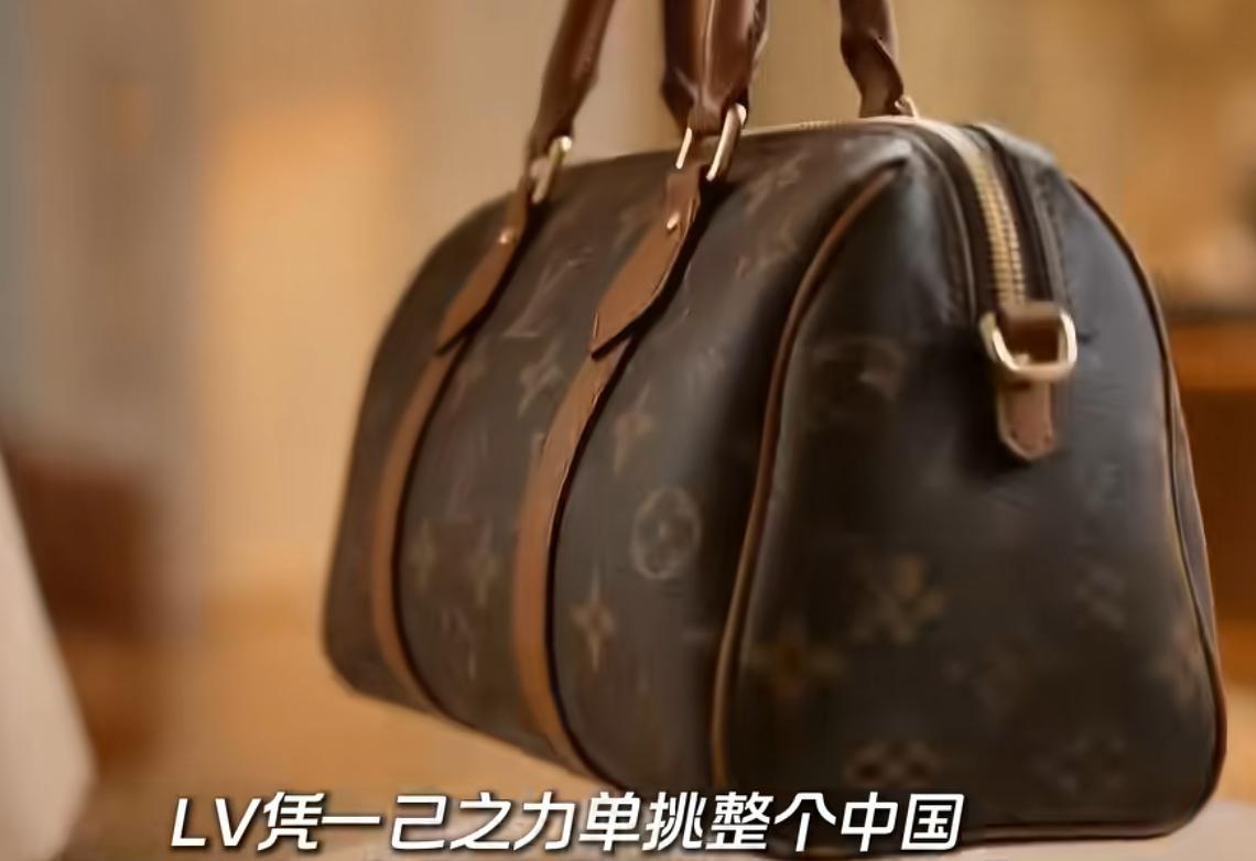 谁能想到卖奢侈品包包的 LV，直接把奶茶品牌茉莉奶白告到赔一千多万，全网吵翻。同
