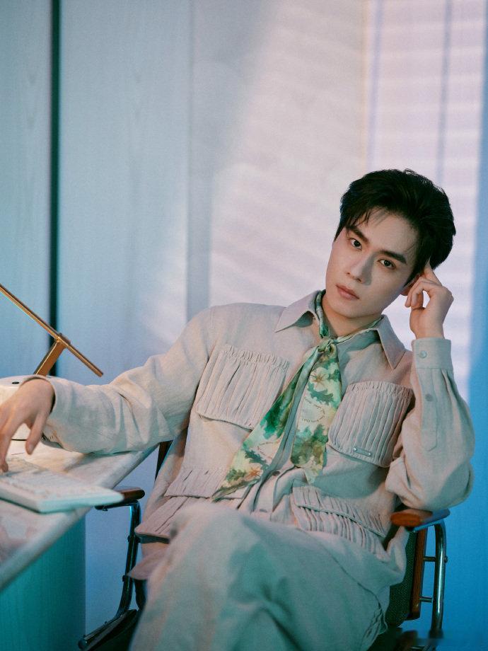 胡一天工装配丝巾胡一天今日造型工装配丝巾，这张脸是真帅啊。胡一天衣服好多口袋