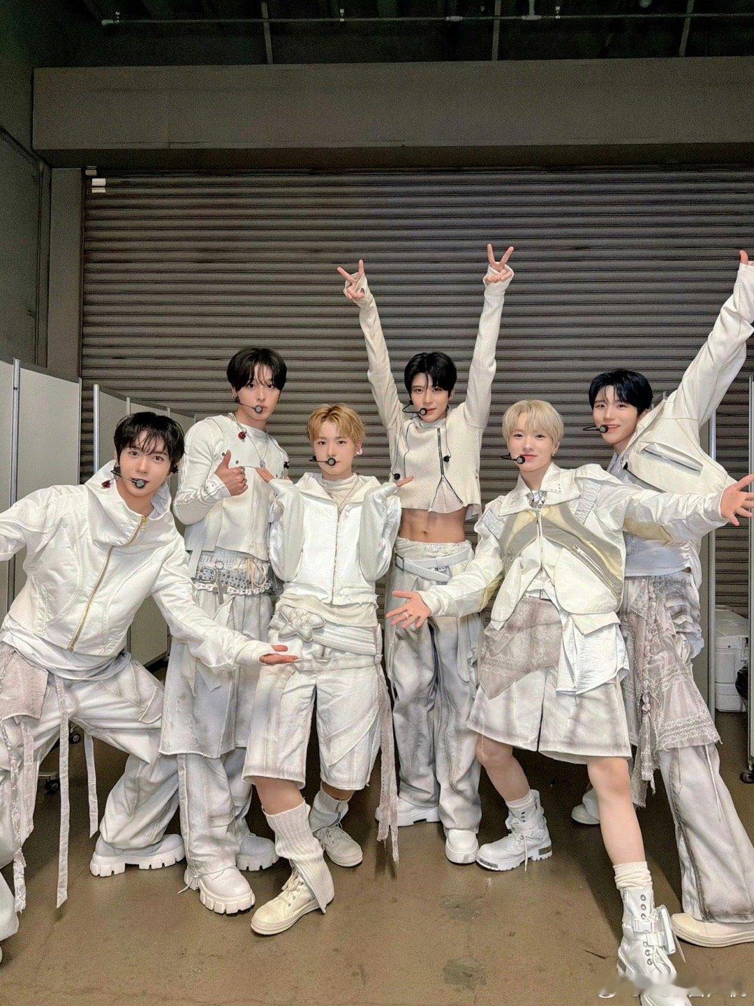 有个男孩第一百次不小心漏出腹肌了 