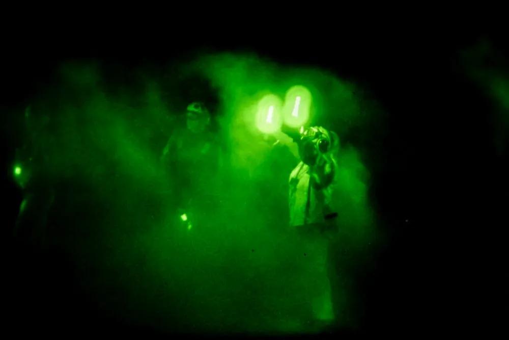 2025年11月13日，太平洋，由于航母在夜间需要灯火管制，——美国海军航空甲板