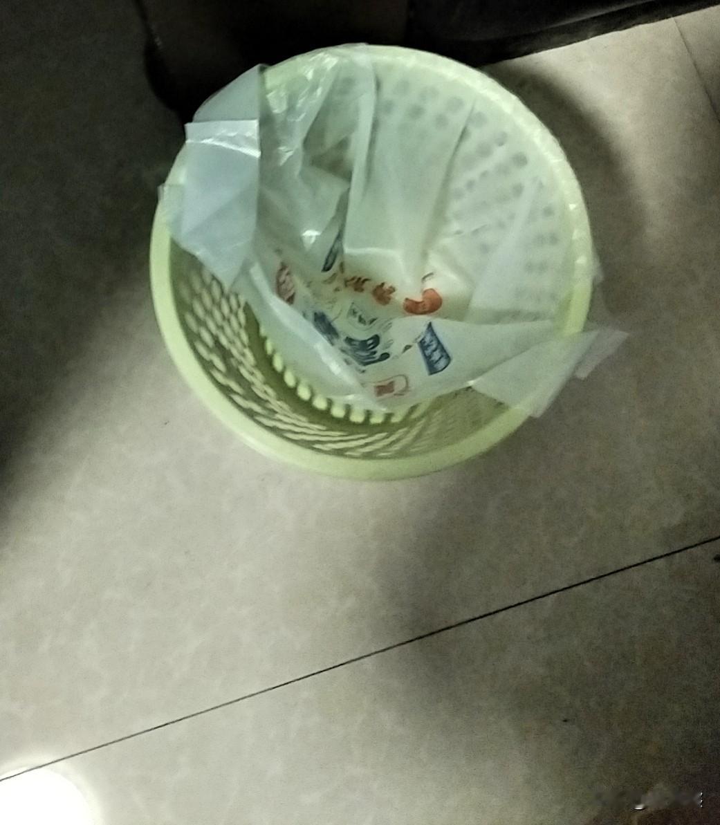 会因为这个事不再喝霸王茶姬。
他都用手在里面搅合了，我在去买，我能喝得下吗？我边