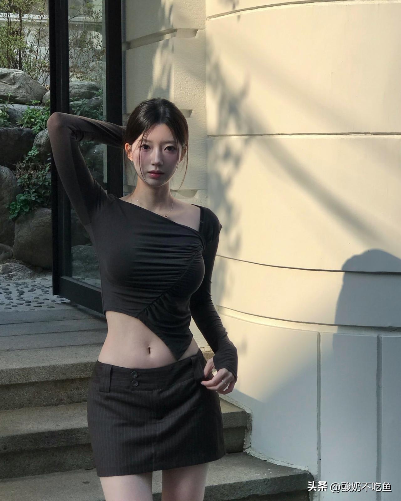 周末街拍，把人间烟火揉进镜头。
穿喜欢的衣，走热闹的街，风拂过发梢，阳光落在肩头