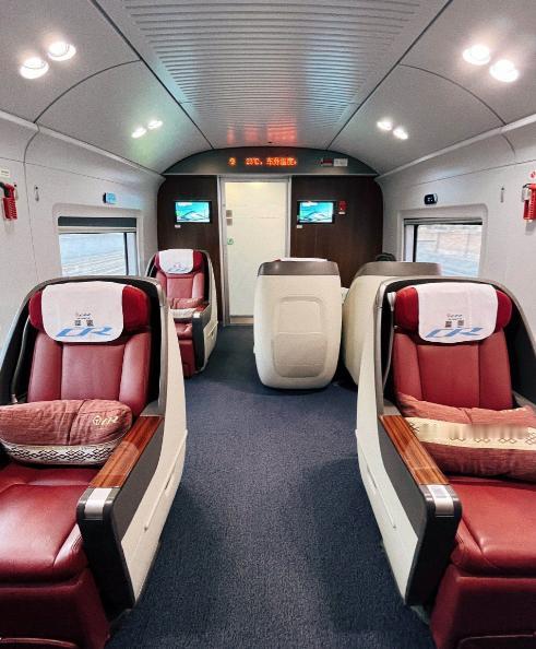 河北石家庄，女子凌晨4点发现，有人用她的身份信息订了2张商务座高铁票，一张从香港