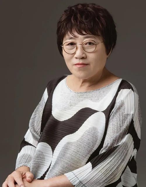 性学专家说：“女人如果真的爱上你，她的第一反应，一定是给你买东西。”
 
这句话