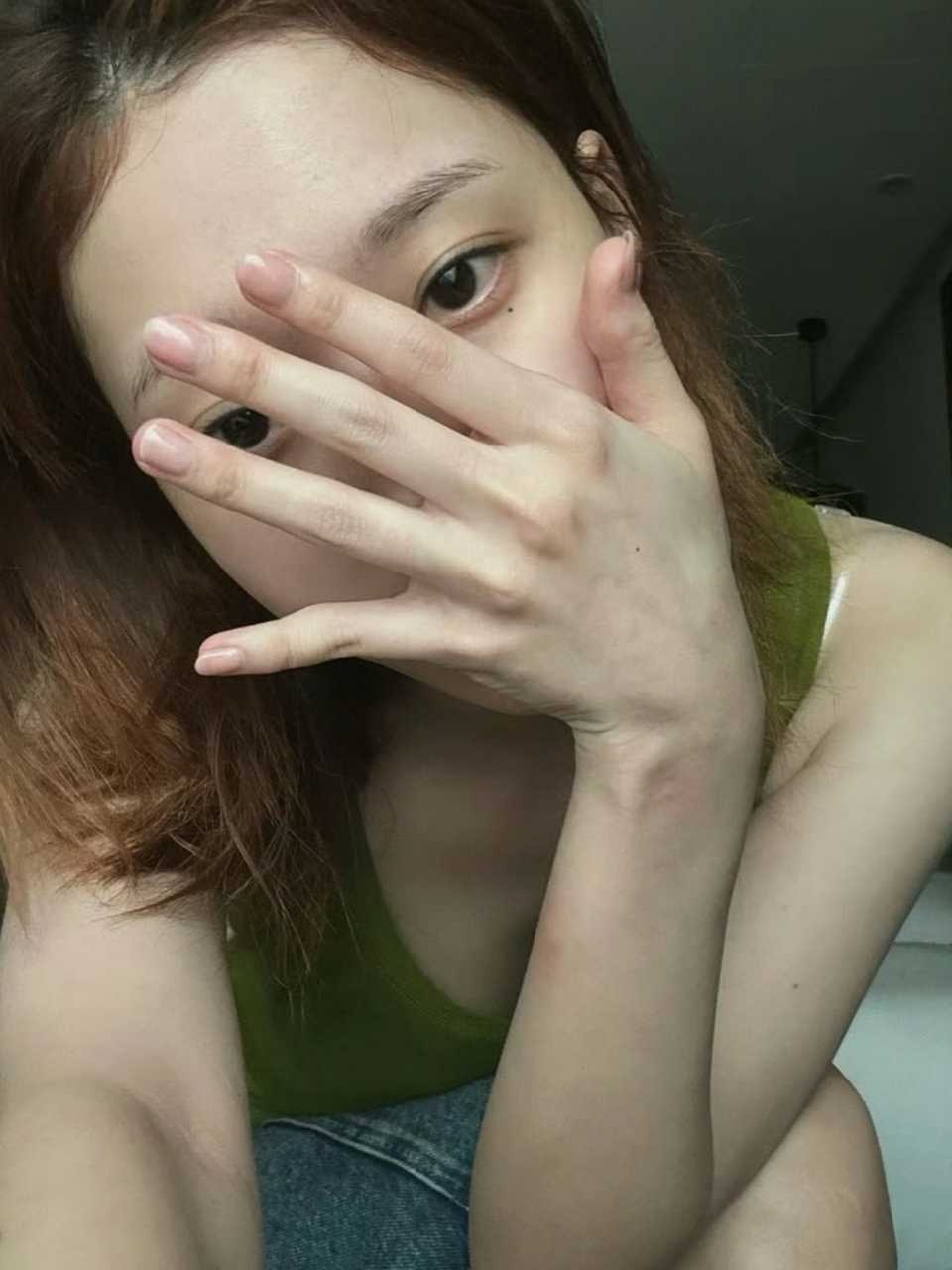 从上到下从前到后依次虔诚地亲吻婷婷的每一颗痣 