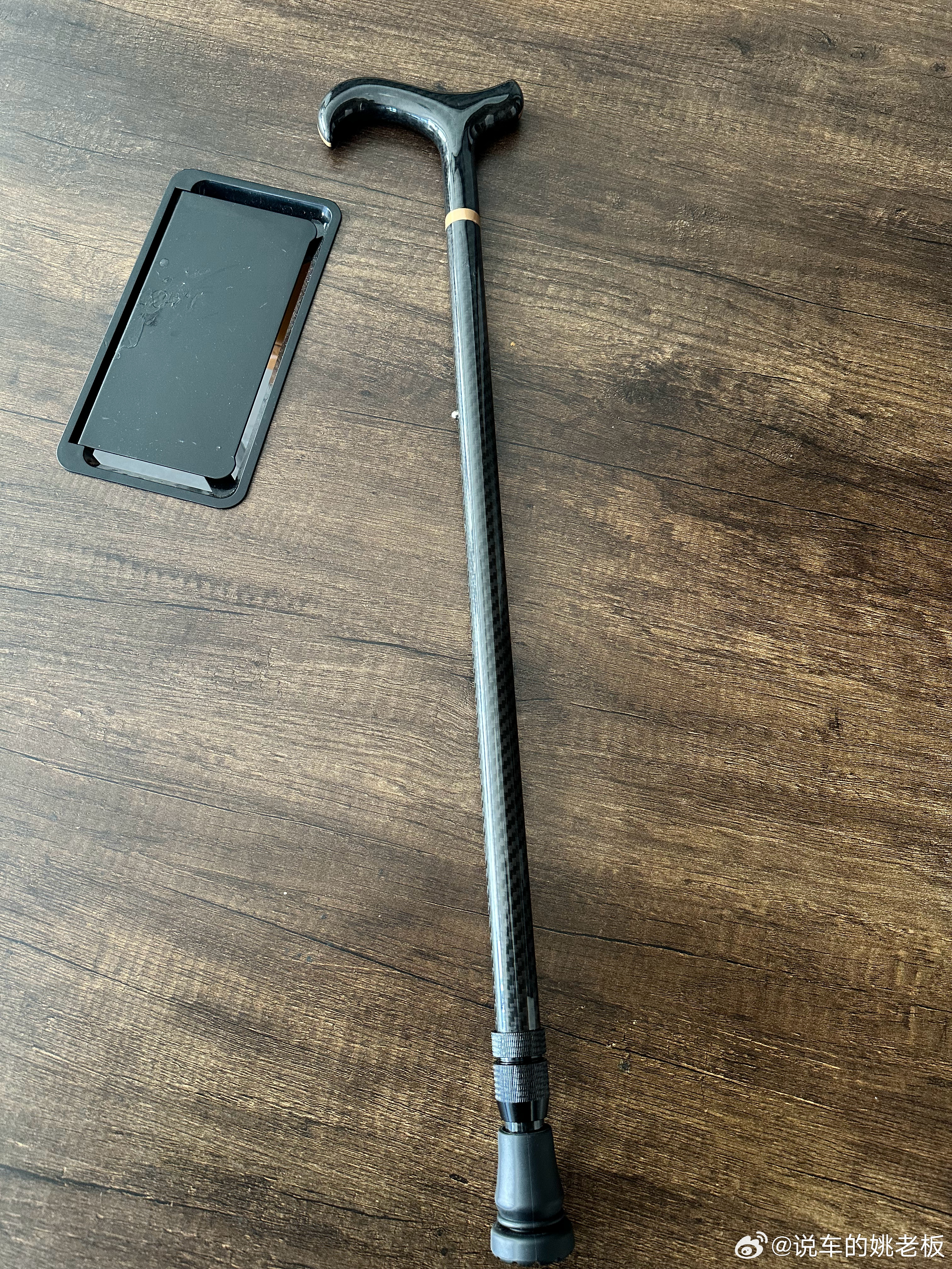 你别说，今天发现碳纤维拐杖还真挺香！比铝合金轻一半，拿在手里几乎没感觉，久拄胳膊