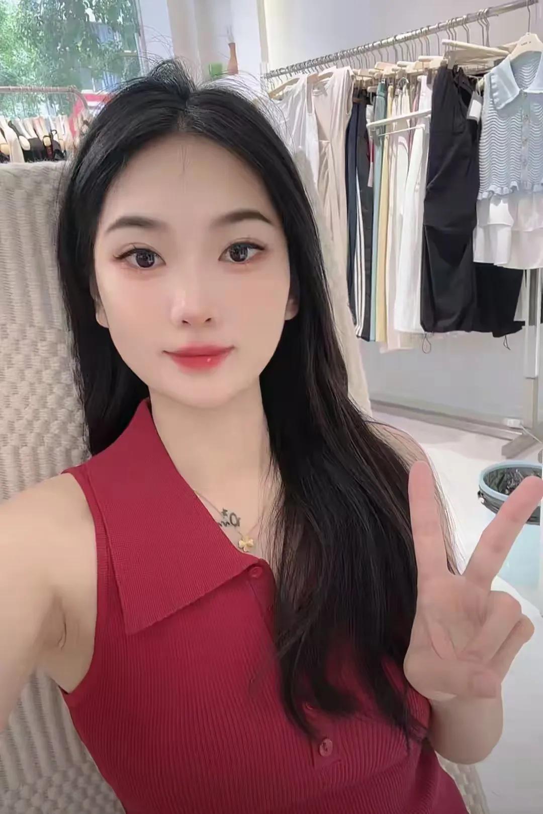 小林，一个94年出生的姑娘，不知不觉迈入了30岁的门槛。她的心中，始终住着一个小