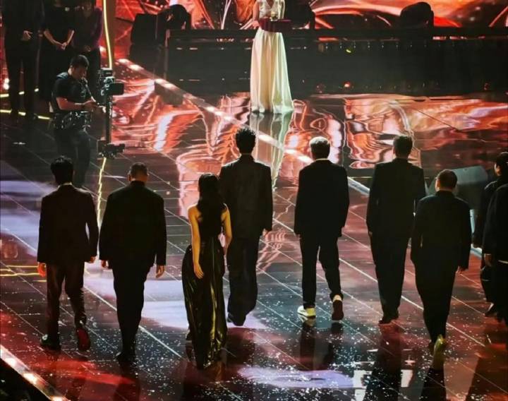 藏海传番外，集体穿越回现代了！倪萍说肖战是战马◎肖战藏海传剧组合照