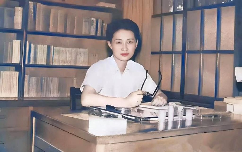 民国最清醒的深情，都藏在这张照片里了。
她为爱放弃一切，陪他熬过幽禁半生，
这张