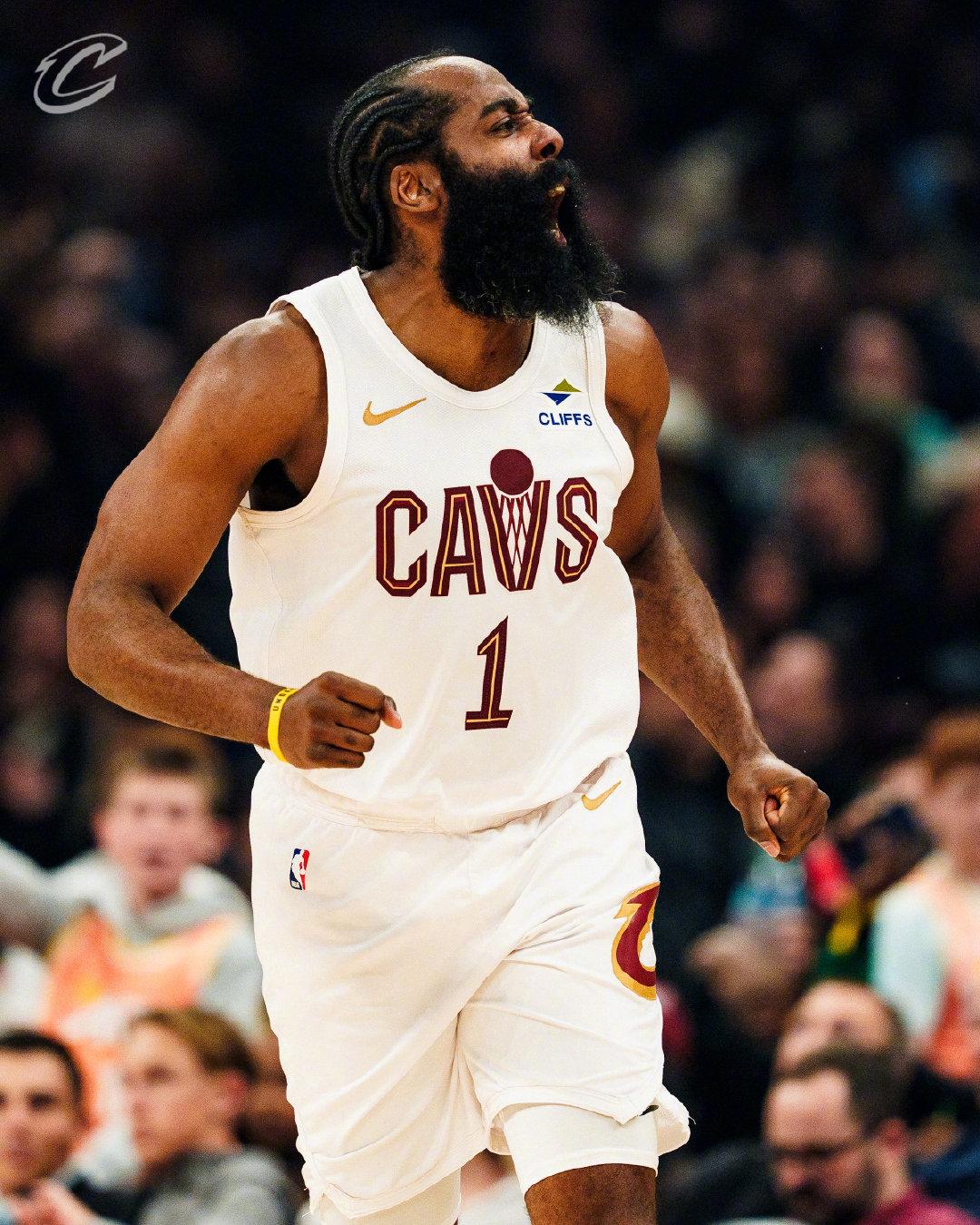 哈登今天又打了34分钟！
准确点说是33分钟51秒，而且这已经是主教练阿特金森“