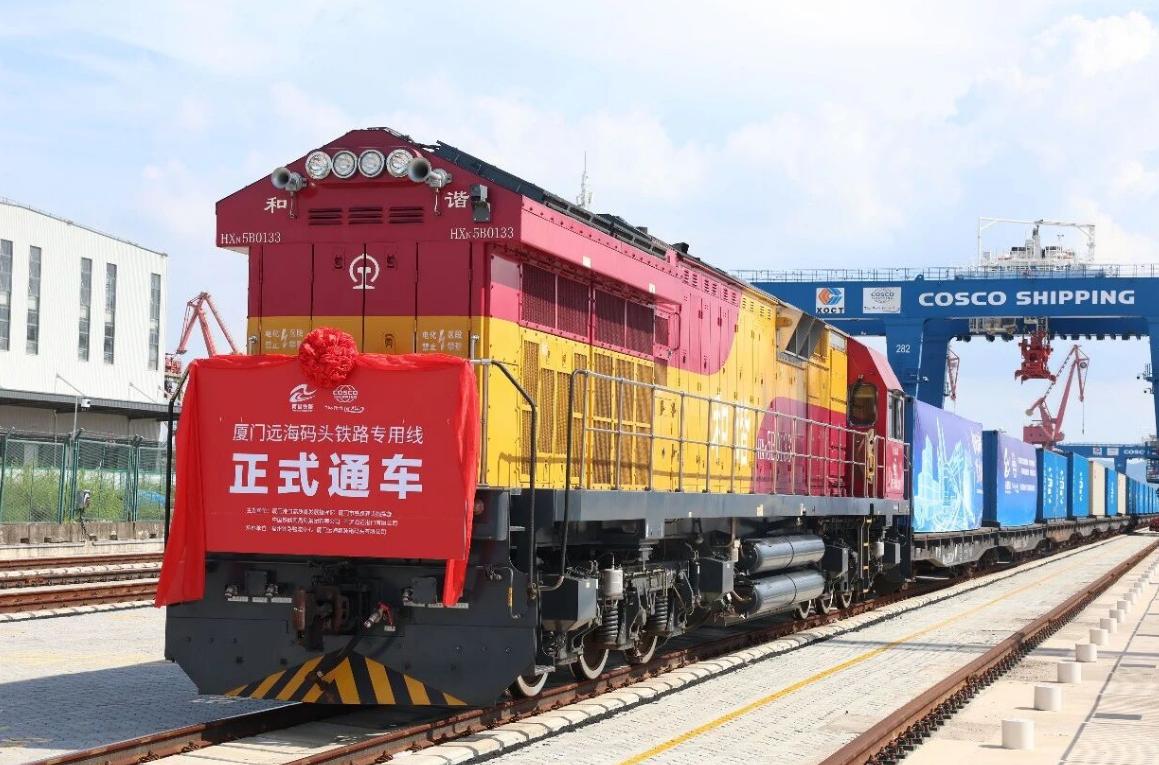 7月29日下午，一声汽笛长鸣，一列满载35个集装箱的货运班列从厦门远海码头铁路专