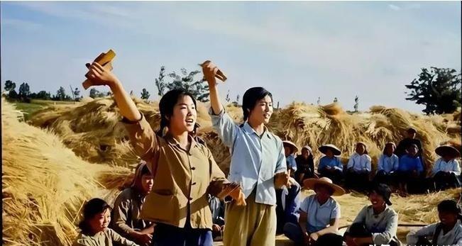 1972年，上海一对知青未婚生下孩子后，便抱给了老乡，临别时，女知青痛哭道：“1
