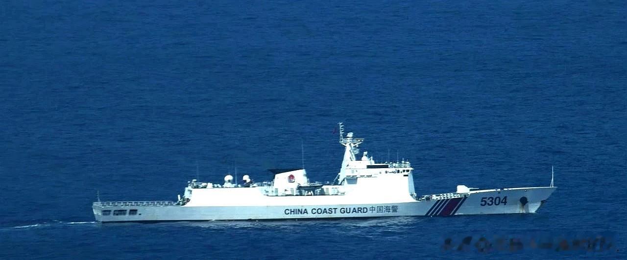 我海警5304舰开始贴吕宋岛巡逻！
6月15日以来，海警5304舰一直位于我黄岩
