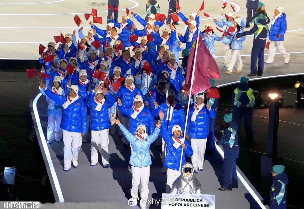娃们加油 米兰冬奥会开幕式 中国队蓝羽绒服 好看