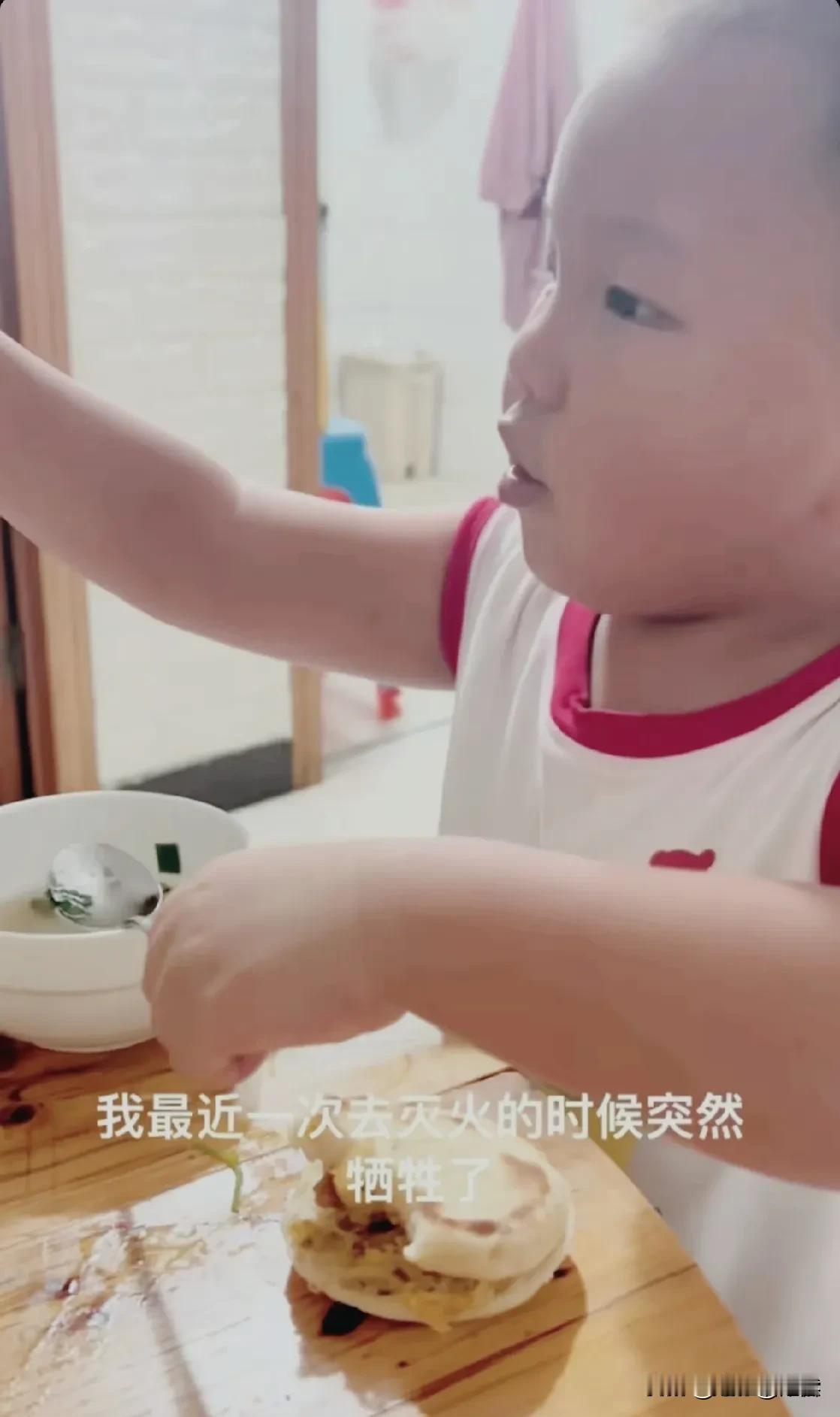 她，一个曾经叱咤风云的人物，如今却沦为街角无人问津的老人。岁月在她脸上刻下了深深