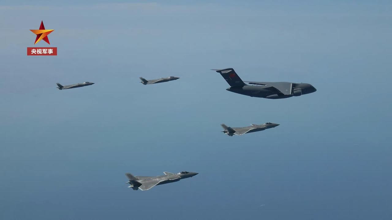 “红鹰”编队迎接英雄回家 全程护卫！
空一旅歼-20四机编队护航运-20B接迎志