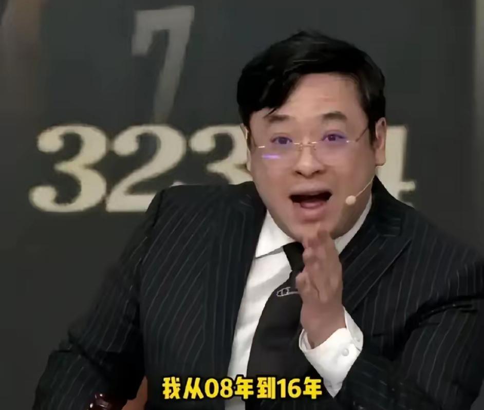 一个体育解说员，体型胖到不忍直视，解说个人倾向明显（主持人有钟爱的球队球员不是错