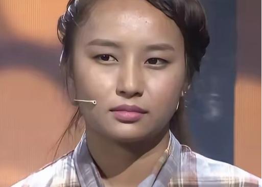 西藏女孩出生六个月，父母离异，把她丢给姑姑。2007年，姑姑实在养不起，把十岁的