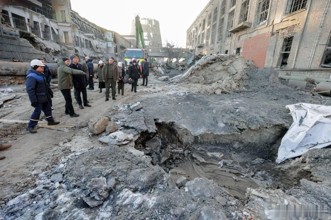 乌克兰能源部长带北约秘书长吕特参观了基辅的一家热电厂。更确切地说，是参观了这座热