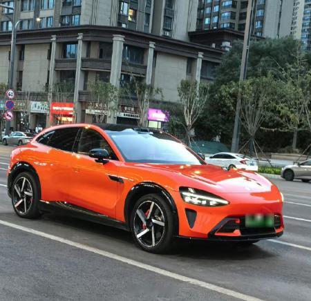 虽然买的人少，但是在路上看到是真的好看啊，辨识度极高又吸睛，隔着几个红绿灯都能认