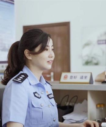谁说文职民警不扛险？安徽户籍女警以身诱捕凶徒，被摩托拖拽到骨裂，但依然死抓不放，