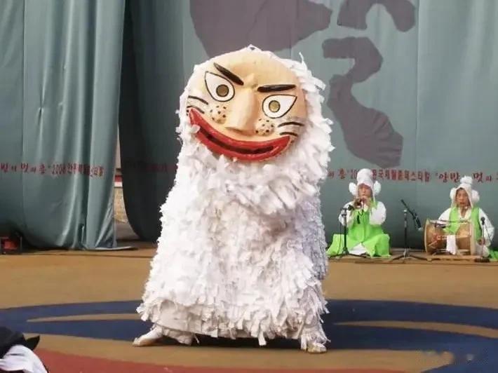 韩国人一直想申遗舞狮，并强调韩国舞狮跟中国舞狮没关系。
好笑的是韩国拿不出成体系