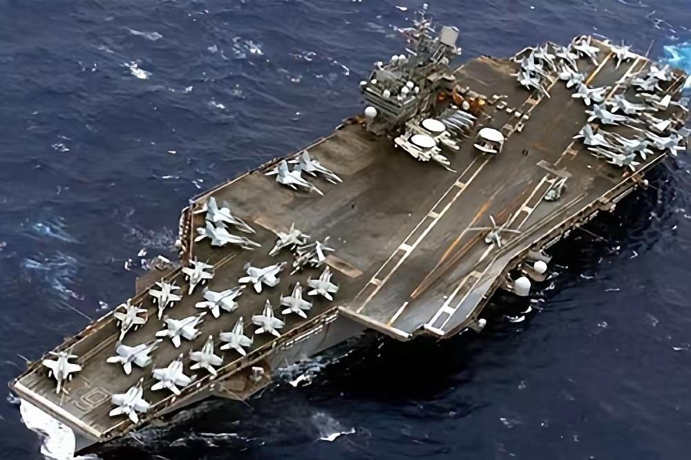 突发！美国航母舰队已逼近黄岩岛，055大驱率队大胆插入打成一团！

​美国的尼米